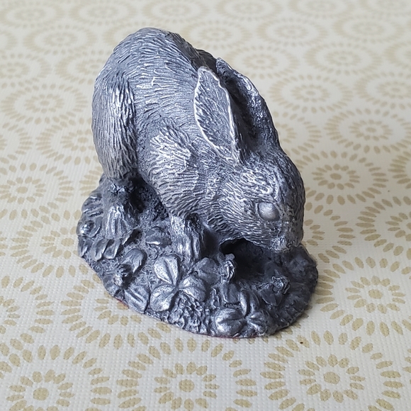 Vintage Pewter Rabbit Figurine Amazing Detail Red Felt & Maker's Mark on Bottom - Picture 2 of 8